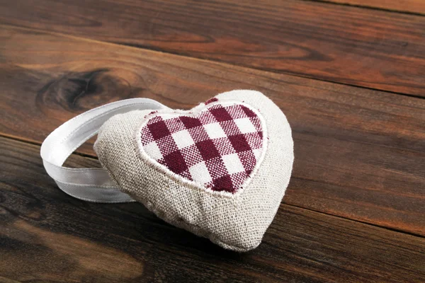Coeur sur fond bois, concept pour la Saint Valentin — Photo