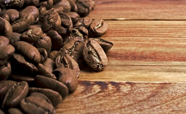 Chicchi di caffè su fondo legno — Foto Stock