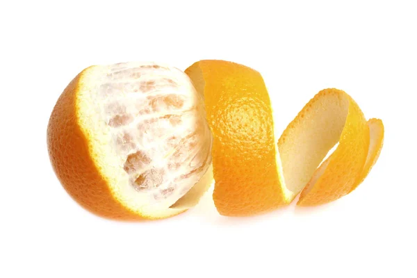 Pomeranč s oloupanou spirálovitou kůží izolovaný na bílém pozadí — Stock fotografie