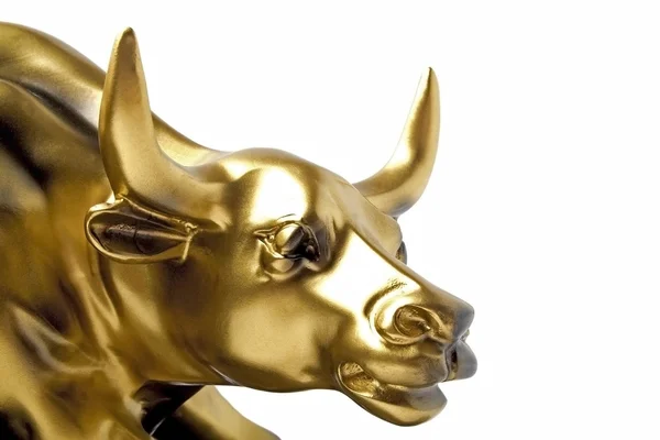 Bull - sebuah patung emas close-up pada latar belakang putih — Stok Foto