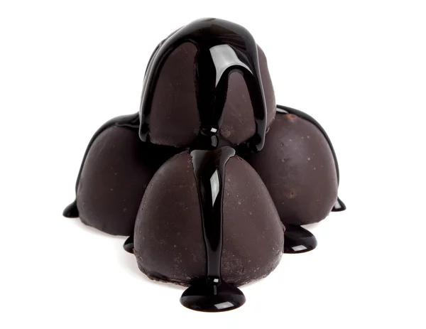 Dulces de chocolate aislados sobre un fondo blanco —  Fotos de Stock