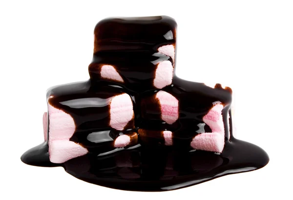 Солодкі цукерки, використані з темним шоколадом, ізольовані на білому фоні — стокове фото