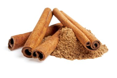 Tarçın çubukları ve beyaz arkaplanda pudra