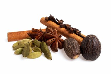 Anason, karanfil, kakule, küçük hindistan cevizi ve tarçın sopa bir whit üzerinde