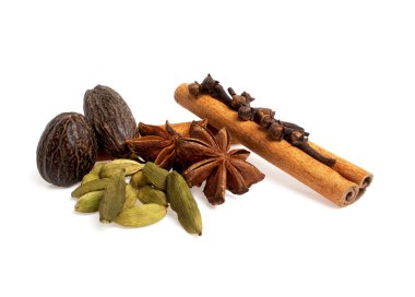 Anason, karanfil, kakule, küçük hindistan cevizi ve tarçın sopa bir whit üzerinde