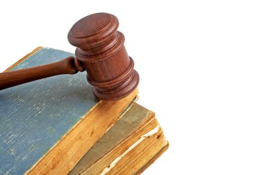 Tahta tokmak ve beyaz zemin üzerine kitaplar vintage 