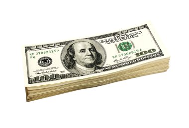 para Amerikan yüz dolar faturaları beyaz zemin üzerine yığını