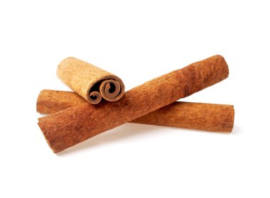 Tarçın beyaz arkaplanda izole edildi