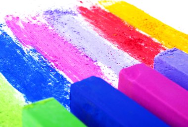 Beyaz kağıt üzerine pastel renkli tebeşir