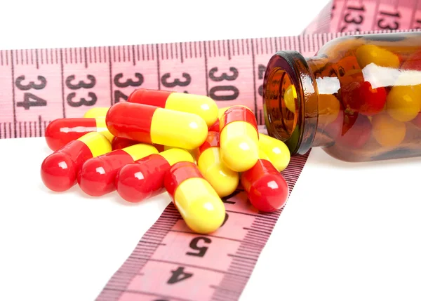 Mengukur pita dan pil untuk konsep diet — Stok Foto