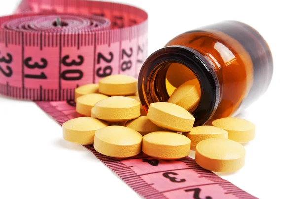 Ruban à mesurer et pilules pour le concept de régime — Photo