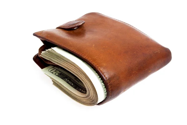 Stary brązowy portfel z pieniędzmi na białym tle — Zdjęcie stockowe