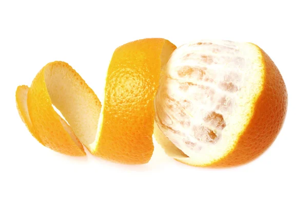 Oranžová s kůži oloupané spirály izolovaných na bílém pozadí — Stock fotografie
