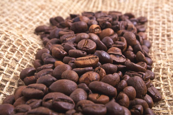 Chicchi di caffè su sfondo iuta — Foto Stock