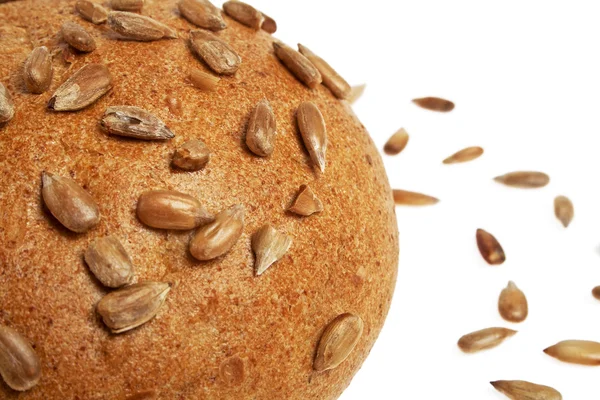 Sandwich-Brötchen mit Sonnenblumenkernen isoliert auf weißem Hintergrund, — Stockfoto