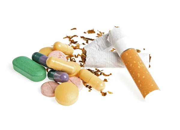 Разбитые сигареты и таблетки изолированы на белом фоне — стоковое фото