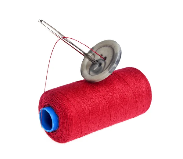 Nål, knapp och färgade bobbin av lurex tråd — Stockfoto