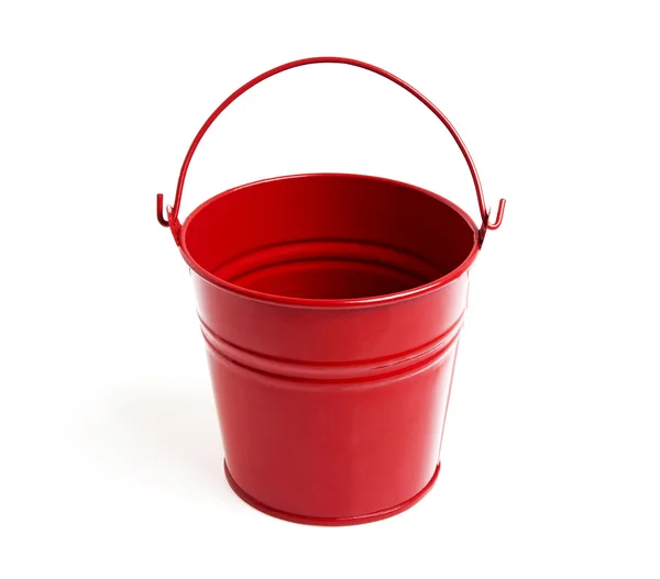 红色的铁皮小桶，一个白色的背景上孤立 — 图库照片#