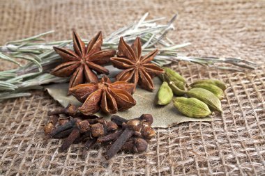 Anason, defne yaprağı, karanfil, kakule ve biberiye