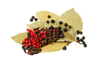 Defne yaprağı, karanfil ve beyaz zemin üzerine biber 