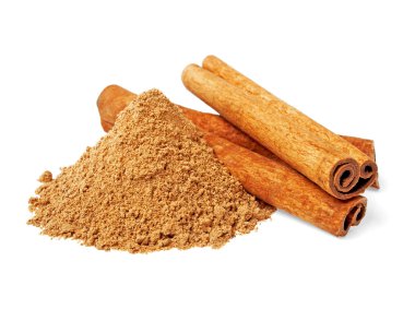 Tarçın çubukları ve beyaz arkaplanda pudra