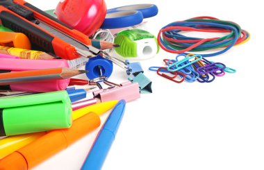 Beyaz arka planda okul malzemeleri
