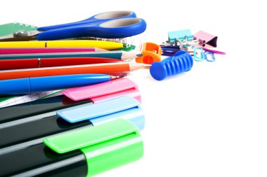 Beyaz arka planda okul malzemeleri