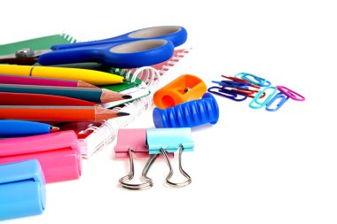 Beyaz arka planda okul malzemeleri