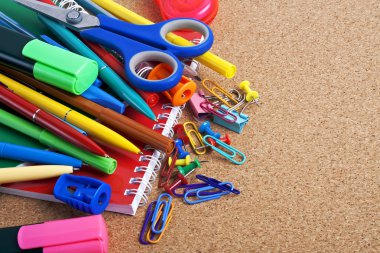 Bir cork tahtada okul malzemeleri