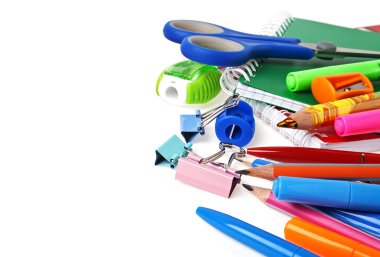 Beyaz arka planda okul malzemeleri