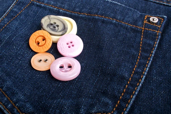 Boutons colorés sur denim — Photo