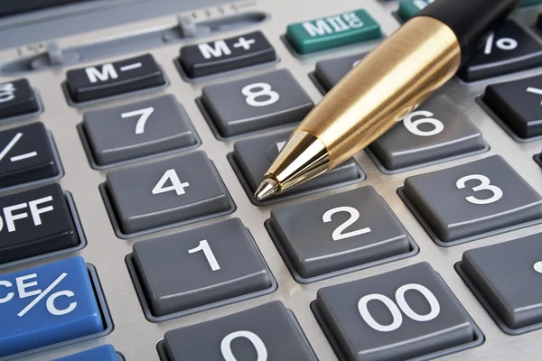 Concepto de negocio, pluma y teclado calculadora — Foto de Stock