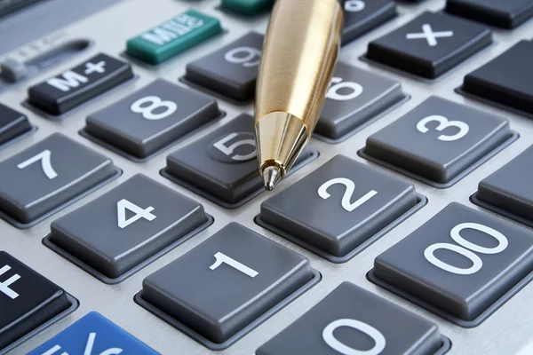 Concepto de negocio, pluma y teclado calculadora — Foto de Stock