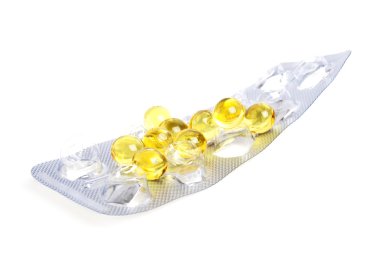 Omega 3 jel kapsül beyaz bir arka plan üzerinde morina karaciğeri yağı