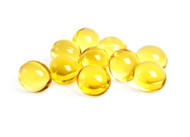 Omega 3 jel kapsül beyaz bir arka plan üzerinde morina karaciğeri yağı