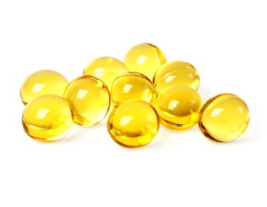 Omega 3 jel kapsül beyaz bir arka plan üzerinde morina karaciğeri yağı