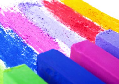 Bir beyaz kağıt üzerinde renkli tebeşirler