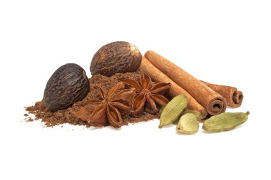 Anason, kakule, küçük hindistan cevizi ve tarçın sopa üzerinde beyaz bir adam
