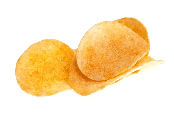 Картофельные чипсы с перцем на белом фоне — стоковое фото
