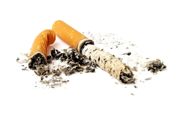 Rabos de cigarro com cinzas isoladas em fundo branco — Fotografia de Stock