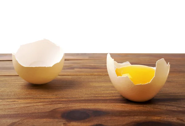 Huevo roto sobre fondo de madera —  Fotos de Stock