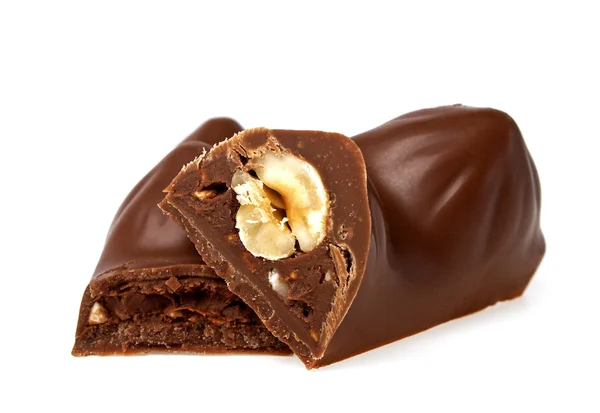 Bară de ciocolată cu nuci pe un fundal alb — Fotografie, imagine de stoc