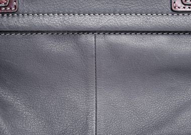 Siyah deri etiket dikiş ile