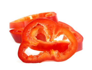 Beyaz arkaplanda kırmızı biber dilimleri 