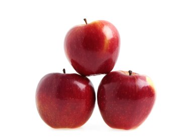 Beyaz arkaplanda kırmızı elmalar izole edilmiş