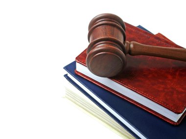 Tahta tokmak ve beyaz arka plan üzerinde izole kitap