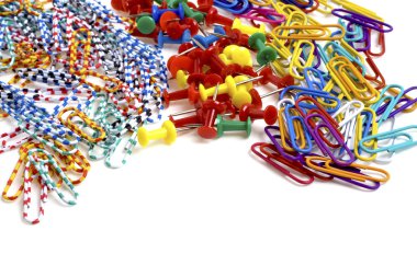 Renkli ataç ve office karanfil beyaz bir arka plan üzerinde