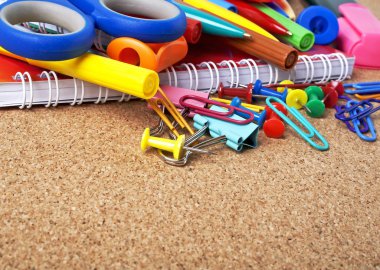 Bir cork tahtada okul malzemeleri