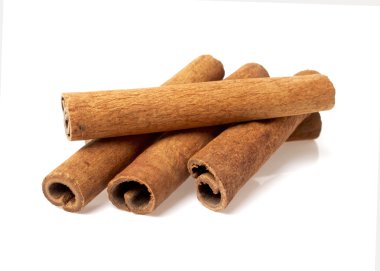 Tarçın beyaz arkaplanda izole edildi