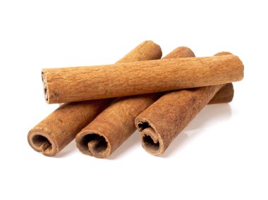 Tarçın beyaz arkaplanda izole edildi